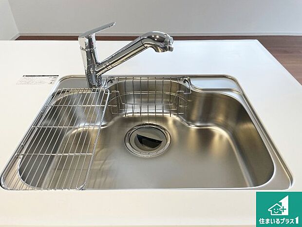 【キッチンシンク】蛇口の先端に浄水器を内蔵しています!原水と浄水、お湯と冷水、シャワーの切替えがワンタッチなので用途によって使い分けられます。
