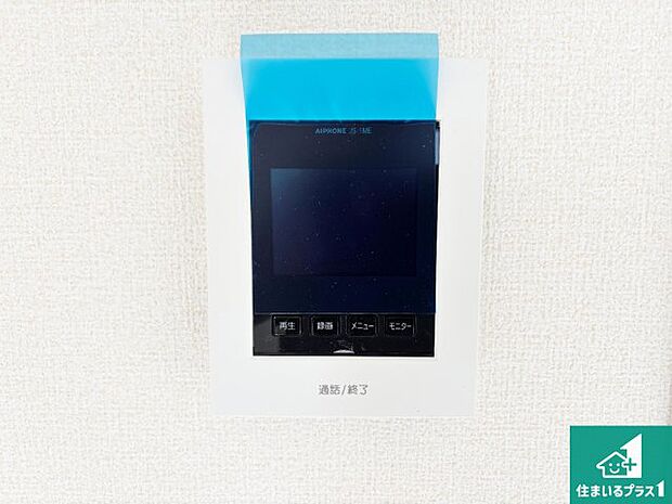 【カラーモニターインターホン】声だけでなく来訪者の姿や顔がモニターで確認できるので、小さなお子様がいらっしゃるご家庭でも安心できます!
