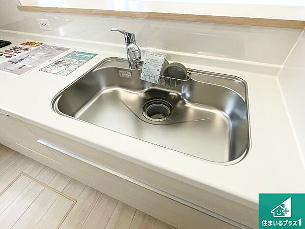 【キッチンシンク】蛇口の先端に浄水器を内蔵しています!原水と浄水、お湯と冷水、シャワーの切替えがワンタッチなので用途によって使い分けられます。