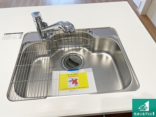 【キッチンシンク】蛇口の先端に浄水器を内蔵しています!原水と浄水、お湯と冷水、シャワーの切替えがワンタッチなので用途によって使い分けられます。
