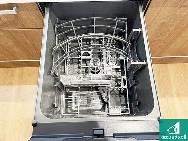 【食器洗浄乾燥機】食事後の一仕事、食器洗いをボタン一つでお任せできちゃいます!場所を取らないビルトイン式なので、お料理スペースもしっかり確保!