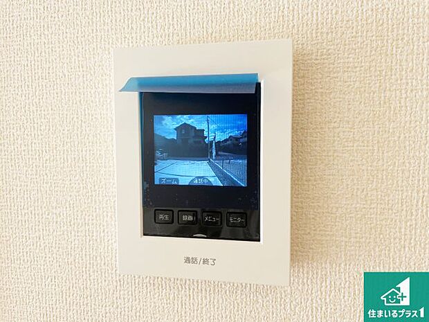 【カラーモニターインターホン】声だけでなく来訪者の姿や顔がモニターで確認できるので、小さなお子様がいらっしゃるご家庭でも安心できます!