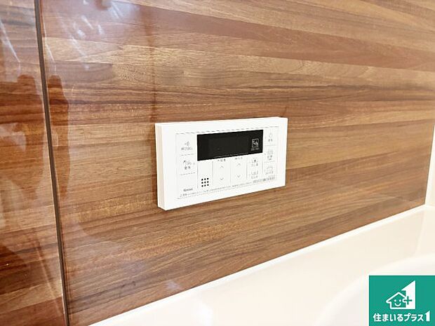 【給湯器リモコン(浴室側)】省エネタイプの給湯器でお湯はり・追い炊き自由自在!お子様から高齢者の方まで、みんなが操作しやすいボタン配置です。