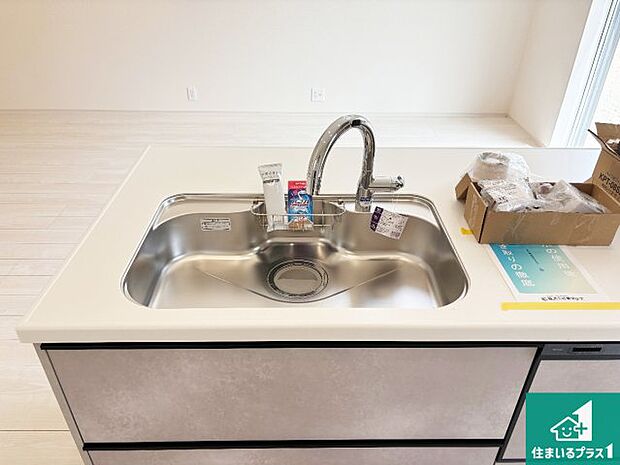【キッチンシンク】蛇口の先端に浄水器を内蔵しています!原水と浄水、お湯と冷水、シャワーの切替えがワンタッチなので用途によって使い分けられます。