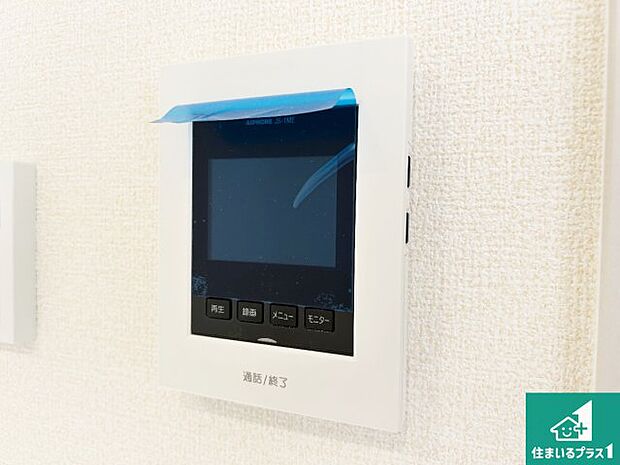 【カラーモニターインターホン】声だけでなく来訪者の姿や顔がモニターで確認できるので、小さなお子様がいらっしゃるご家庭でも安心できます!
