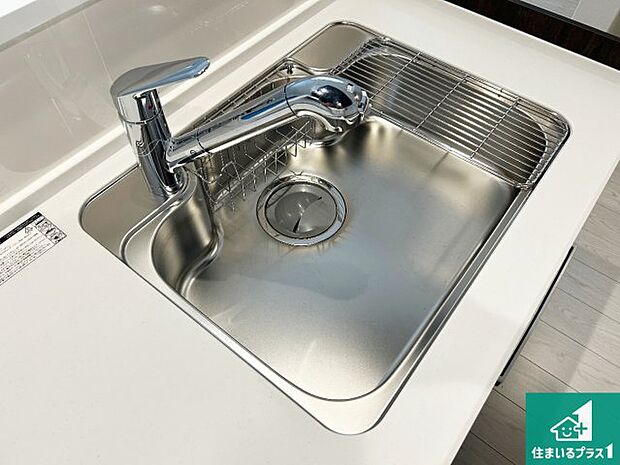 【キッチンシンク】蛇口の先端に浄水器を内蔵しています!原水と浄水、お湯と冷水、シャワーの切替えがワンタッチなので用途によって使い分けられます。