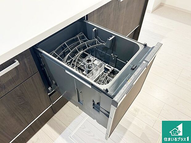 【食器洗浄乾燥機】食事後の一仕事、食器洗いをボタン一つでお任せできちゃいます!場所を取らないビルトイン式なので、お料理スペースもしっかり確保!