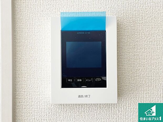 【カラーモニターインターホン】声だけでなく来訪者の姿や顔がモニターで確認できるので、小さなお子様がいらっしゃるご家庭でも安心できます!