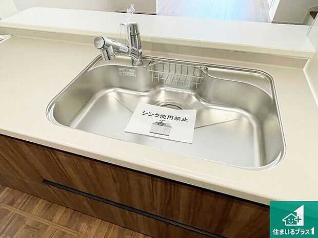 【キッチンシンク】蛇口の先端に浄水器を内蔵しています!原水と浄水、お湯と冷水、シャワーの切替えがワンタッチなので用途によって使い分けられます。