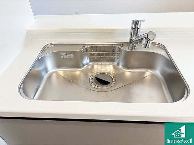 【キッチンシンク】蛇口の先端に浄水器を内蔵しています!原水と浄水、お湯と冷水、シャワーの切替えがワンタッチなので用途によって使い分けられます。