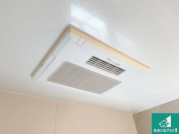 【浴室暖房乾燥機】四季を通して快適なバスライフをお手伝いする浴室暖房乾燥機!浴室の乾燥・暖房・涼風・換気はもちろん、24時間換気にも対応!