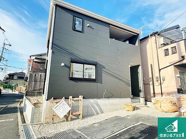 【外観】周辺は落ち着いた街並みの住宅地!子育てがしやすい住環境です!まだ未完成ですが、現地でしかわからない事もございます。是非一度ご覧ください。