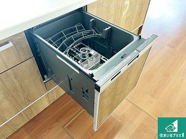 【食器洗浄乾燥機】食事後の一仕事、食器洗いをボタン一つでお任せできちゃいます!場所を取らないビルトイン式なので、お料理スペースもしっかり確保!