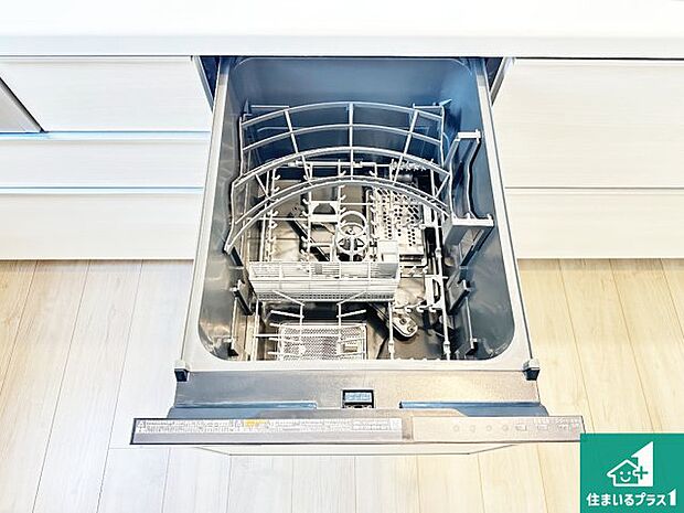 【食器洗浄乾燥機】食事後の一仕事、食器洗いをボタン一つでお任せできちゃいます！場所を取らないビルトイン式なので、お料理スペースもしっかり確保！