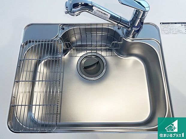 【キッチンシンク】蛇口の先端に浄水器を内蔵しています!原水と浄水、お湯と冷水、シャワーの切替えがワンタッチなので用途によって使い分けられます。