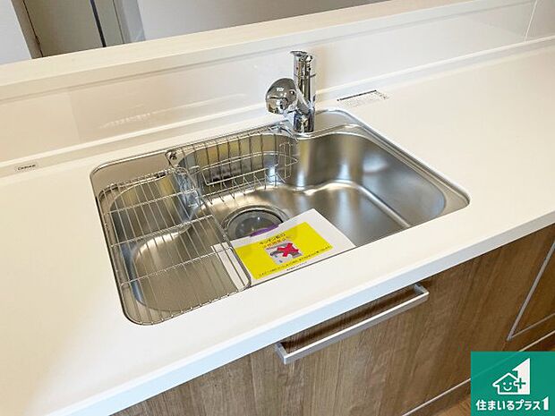 【キッチンシンク】蛇口の先端に浄水器を内蔵しています！原水と浄水、お湯と冷水、シャワーの切替えがワンタッチなので用途によって使い分けられます。