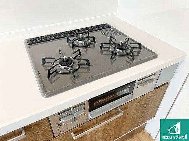 【コンロ】ダブル高火力Ｓｉセンサー付きコンロ！３口あるので、まとめて料理をする時も大活躍！