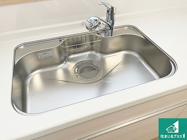 【キッチンシンク】蛇口の先端に浄水器を内蔵しています!原水と浄水、お湯と冷水、シャワーの切替えがワンタッチなので用途によって使い分けられます。