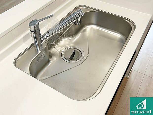 【キッチンシンク】蛇口の先端に浄水器を内蔵しています!原水と浄水、お湯と冷水、シャワーの切替えがワンタッチなので用途によって使い分けられます。