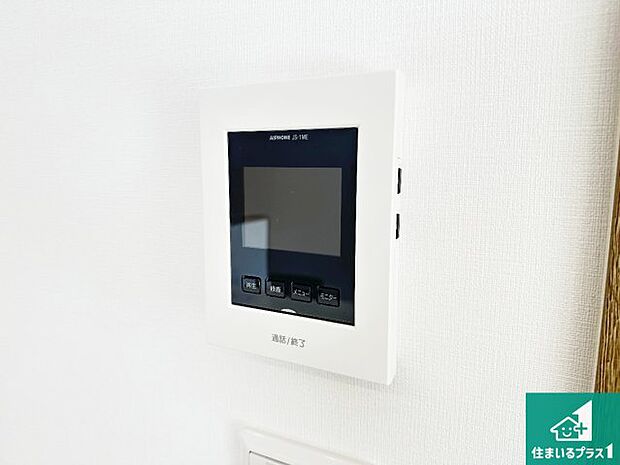 【カラーモニターインターホン】声だけでなく来訪者の姿や顔がモニターで確認できるので、小さなお子様がいらっしゃるご家庭でも安心できます!