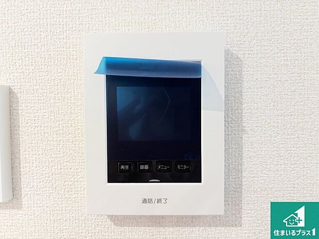【カラーモニターインターホン】声だけでなく来訪者の姿や顔がモニターで確認できるので、小さなお子様がいらっしゃるご家庭でも安心できます!