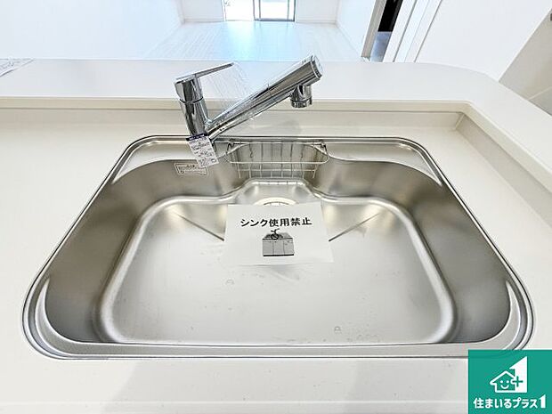 【キッチンシンク】蛇口の先端に浄水器を内蔵しています!原水と浄水、お湯と冷水、シャワーの切替えがワンタッチなので用途によって使い分けられます。