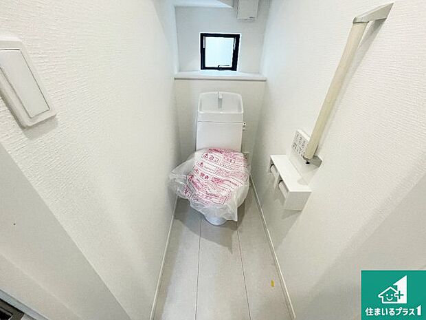 【トイレ】1・2階の2ヶ所にあるので、朝の忙しい時間の順番待ちもなく、深夜の利用にも大変便利です。