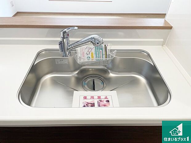 【キッチンシンク】蛇口の先端に浄水器を内蔵しています!原水と浄水、お湯と冷水、シャワーの切替えがワンタッチなので用途によって使い分けられます。