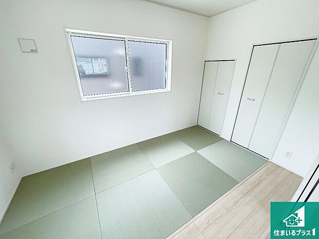 【和室】一室あると便利な和室は客間としてだけでなく、小さなお子様のプレイルームや食後のくつろぎスペースとしてもご利用いただけます。収納もついていますので大活躍間違いなし!