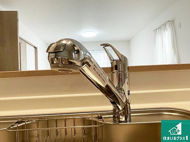 【キッチンシンク】蛇口の先端に浄水器を内蔵しています!原水と浄水、お湯と冷水、シャワーの切替えがワンタッチなので用途によって使い分けられます。