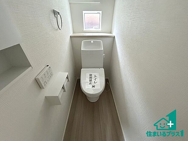 【トイレ】1・2階の2ヶ所にあるので、朝の忙しい時間の順番待ちもなく、深夜の利用にも大変便利です。