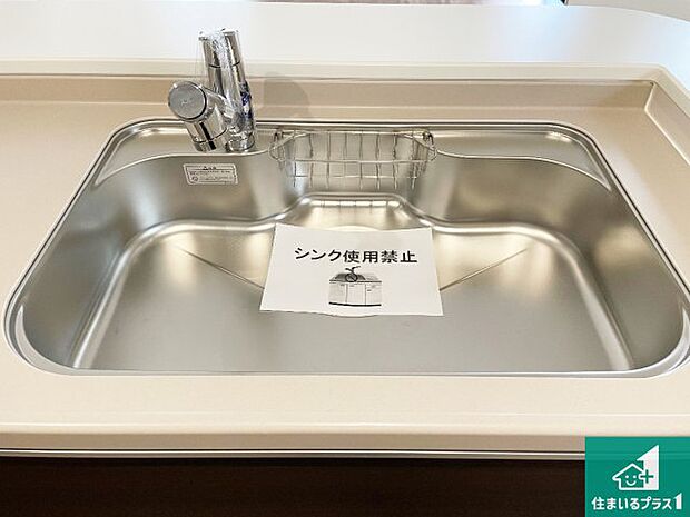 【キッチンシンク】蛇口の先端に浄水器を内蔵しています!原水と浄水、お湯と冷水、シャワーの切替えがワンタッチなので用途によって使い分けられます。