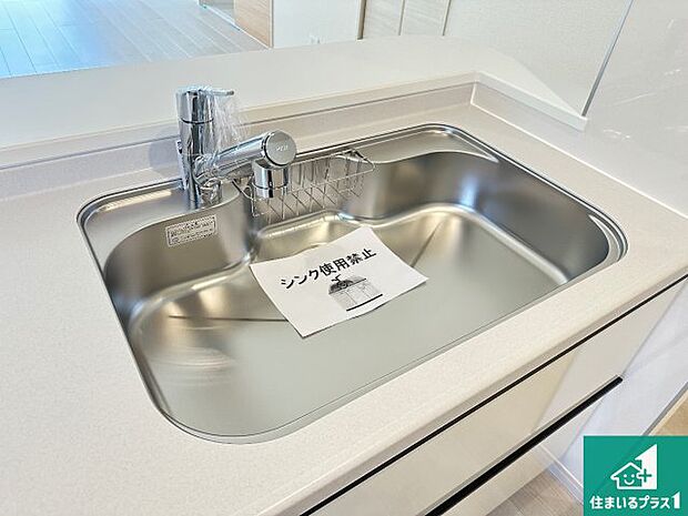 【キッチンシンク】蛇口の先端に浄水器を内蔵しています!原水と浄水、お湯と冷水、シャワーの切替えがワンタッチなので用途によって使い分けられます。