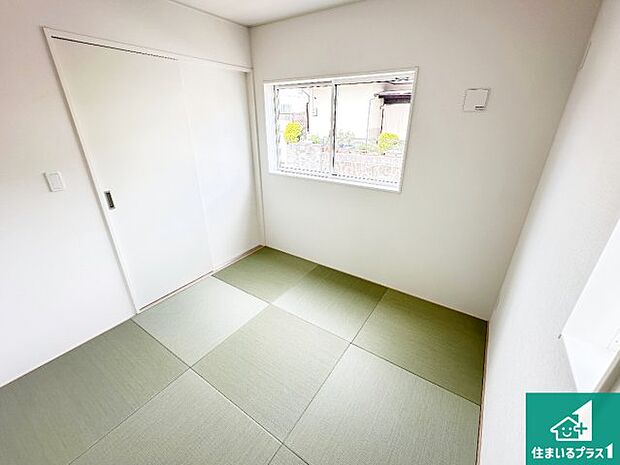 【和室】一室あると便利な和室は客間としてだけでなく、小さなお子様のプレイルームや食後のくつろぎスペースとしてもご利用いただけます。収納もついていますので大活躍間違いなし!