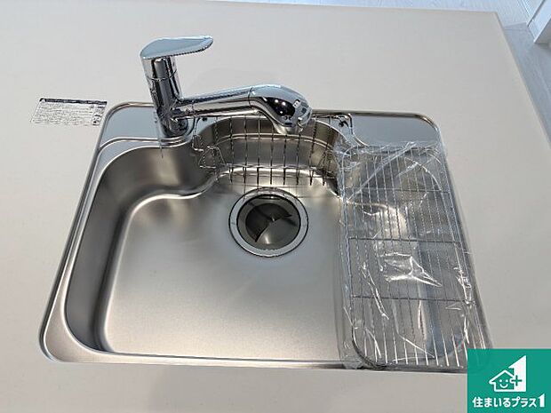 【キッチンシンク】蛇口の先端に浄水器を内蔵しています！原水と浄水、お湯と冷水、シャワーの切替えがワンタッチなので用途によって使い分けられます。