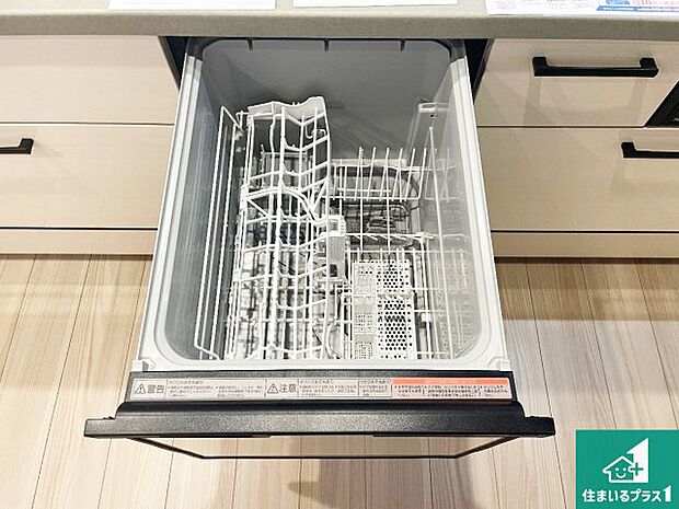 【食洗機】食事後の一仕事、食器洗いをボタン一つでお任せできちゃいます！場所を取らないビルトイン式なので、お料理スペースもしっかり確保！