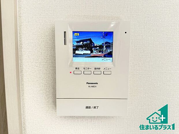 【カラーモニターインターホン】声だけでなく来訪者の姿や顔がモニターで確認できるので、小さなお子様がいらっしゃるご家庭でも安心できます!