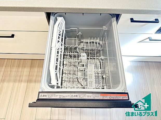 【食器洗浄乾燥機】食事後の一仕事、食器洗いをボタン一つでお任せできちゃいます!場所を取らないビルトイン式なので、お料理スペースもしっかり確保!