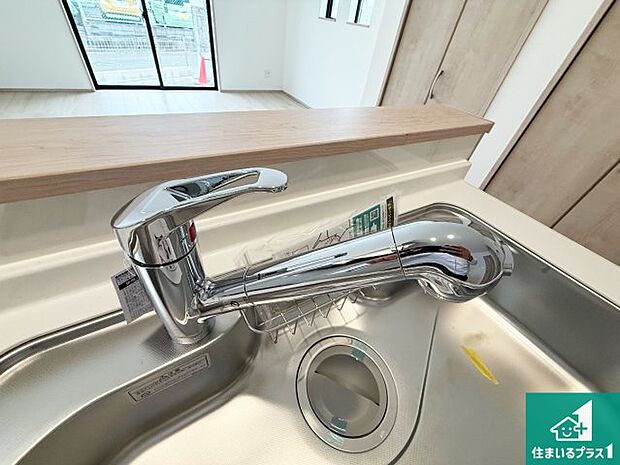 【キッチン水栓】浄水器を内蔵!炊飯時、お茶を作る時に安心してお水を使えます!お湯と冷水、浄水と原水、シャワーの切替えもワンタッチです!