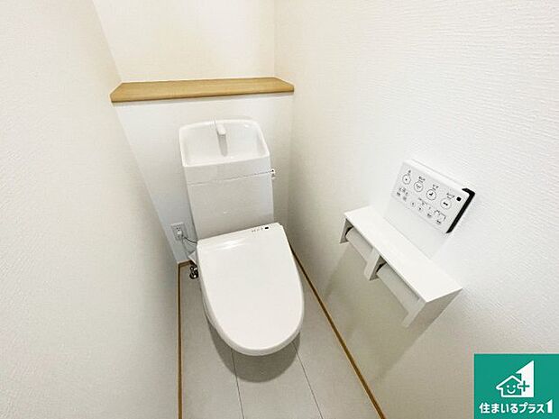 【トイレ】1・2階の2ヶ所にあるので、朝の忙しい時間の順番待ちもなく、深夜の利用にも大変便利です。