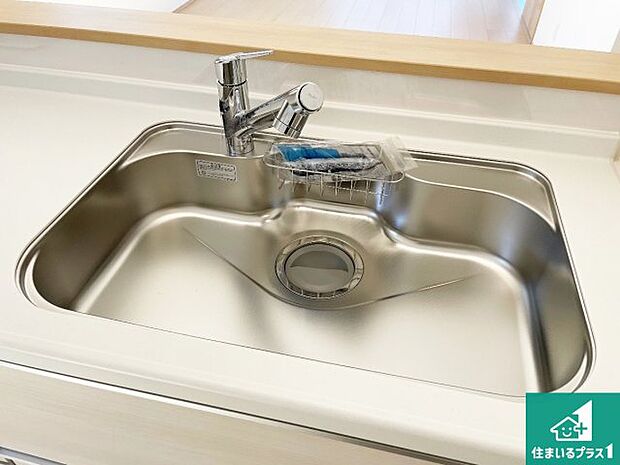 【キッチンシンク】蛇口の先端に浄水器を内蔵しています！原水と浄水、お湯と冷水、シャワーの切替えがワンタッチなので用途によって使い分けられます。