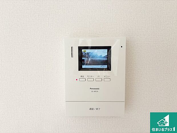 【カラーモニターインターホン】声だけでなく来訪者の姿や顔がモニターで確認できるので、小さなお子様がいらっしゃるご家庭でも安心できます!