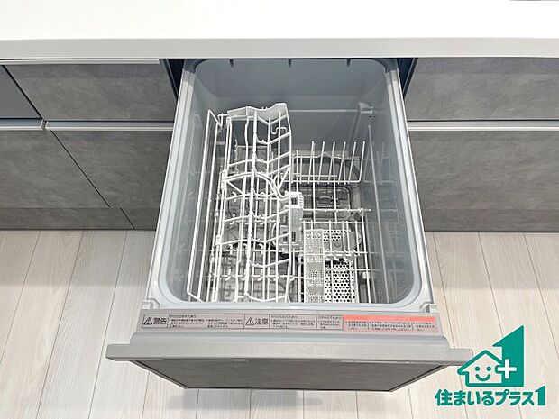 【食器洗い乾燥機】食事後の一仕事、食器洗いをボタン一つでお任せできちゃいます！場所を取らないビルトイン式なので、お料理スペースもしっかり確保！ 