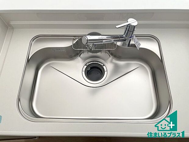 【キッチンシンク】蛇口の先端に浄水器を内蔵しています！原水と浄水、お湯と冷水、シャワーの切替えがワンタッチなので用途によって使い分けられます。
