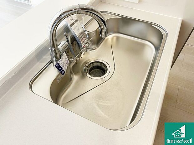 【キッチンシンク】蛇口の先端に浄水器を内蔵しています！原水と浄水、お湯と冷水、シャワーの切替えがワンタッチなので用途によって使い分けられます。