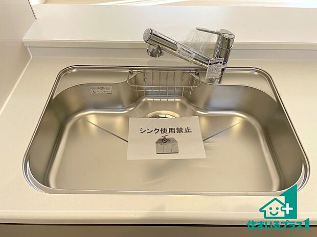 【キッチンシンク】蛇口の先端に浄水器を内蔵しています!原水と浄水、お湯と冷水、シャワーの切替えがワンタッチなので用途によって使い分けられます。