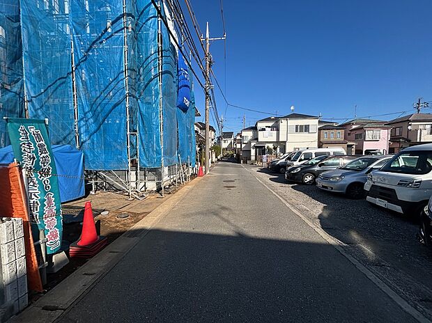 【現地含む前面道路】東側公道幅員約４ｍでお車の出し入れも簡単です！