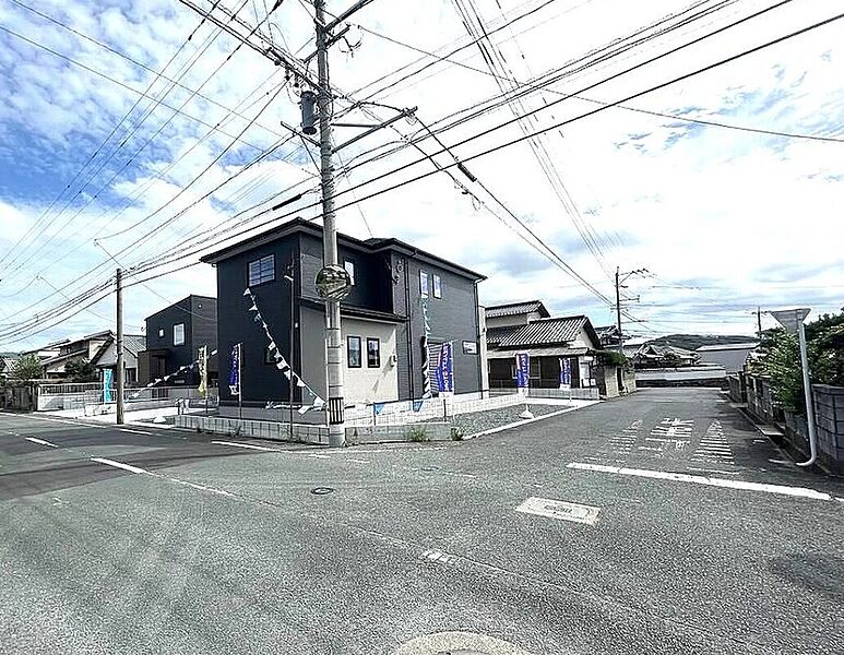 道路幅の広い角地で陽当り良好+開放感有り！
落ち着いて暮らせる閑静な住宅街です♪