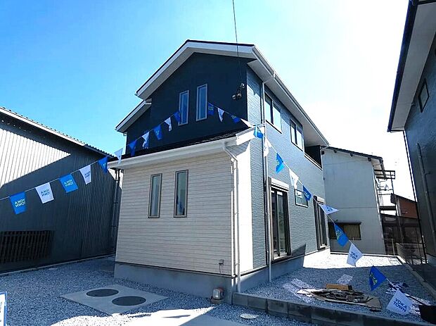 落ち着いた色合いのお洒落な外観！