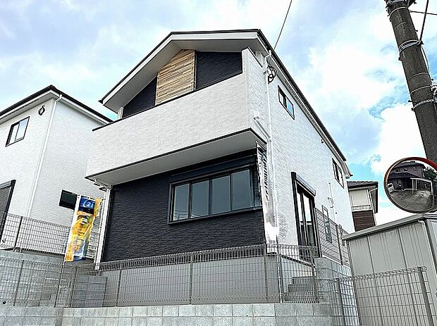 【2号棟】スタイリッシュなデザインのお洒落な外観！